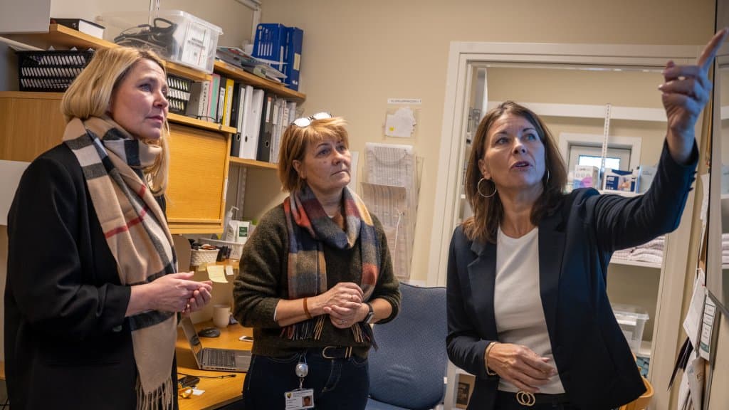 Situasjonsfoto av tre kvinner som arbeider sammen på Kamfjordhjemmet i Sandefjord.