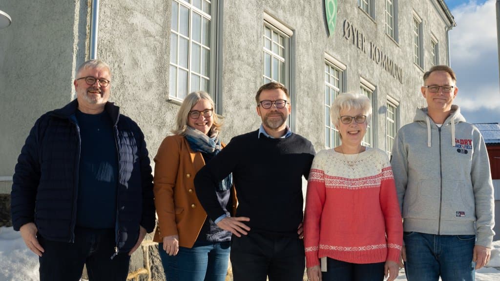 Foto av en gruppe mennesker som står sammen utenfor rådhuset i Øyer kommune.
